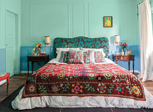 quarto-designer-de-interiores-neza-cesar-colorido-cabeceira-veludo-floral-estampas