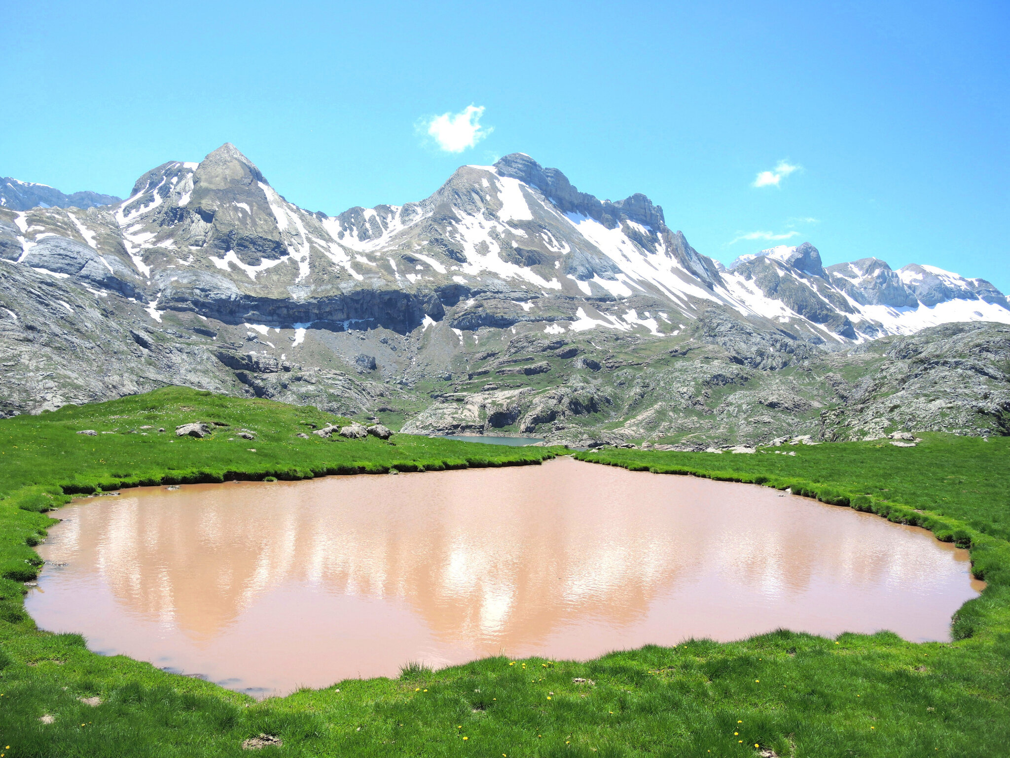 Lac d'Estaens, au nord, mini étang rose et Visaurin (Espagne)