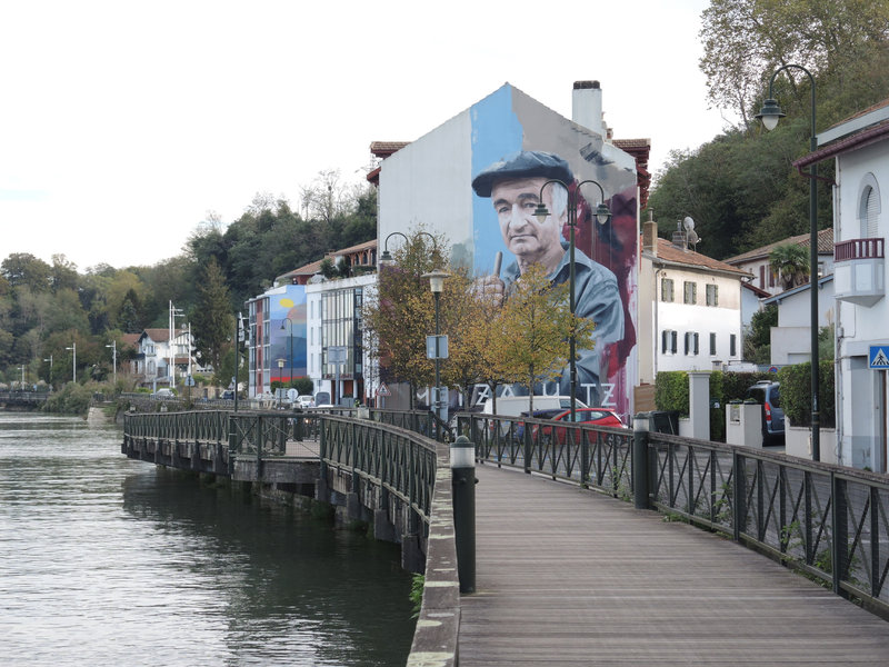 Bayonne, quai Resplandy,Adour et fresque de Sismikazot (64)