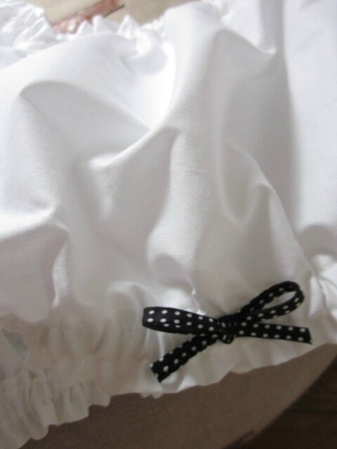 Culotte BIANCA en coton blanc - noeud noir à pois devant sur les cuisses (3)