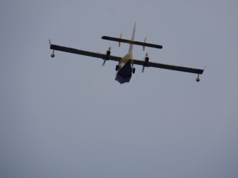 Uvala Cuscica, nous sommes survolés par un bombardier d'eau, jeudi 29 octobre 2020