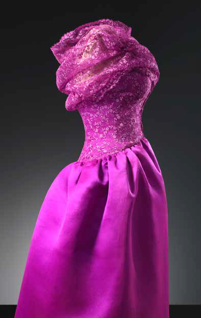 Cristóbal Balenciaga, robe et manteau de cocktail en dentelle noire, ceinture corselet rose, 1951