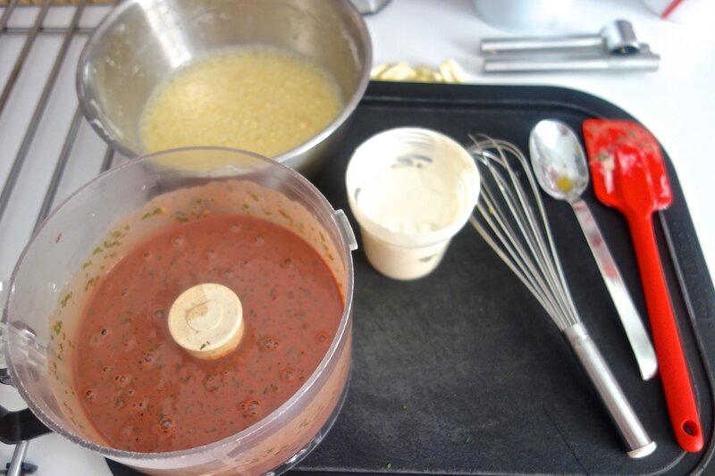 gâteaux de foies de volaille, quenelles, coulis de tomate