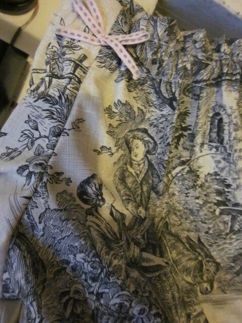 Culotte en coton imprimé toile de Jouy noire sur fond écru - coton imprimé et coton uni écru dans le dos - noeuds rose devant et sur les fesses (5)