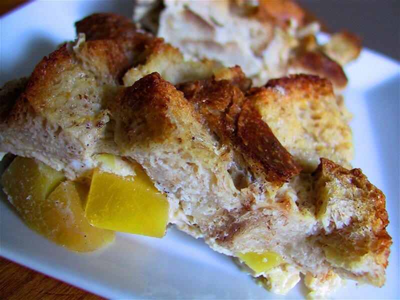 Ma version du pudding au pain, mangue et cardamome de mitsu.canalblog.com