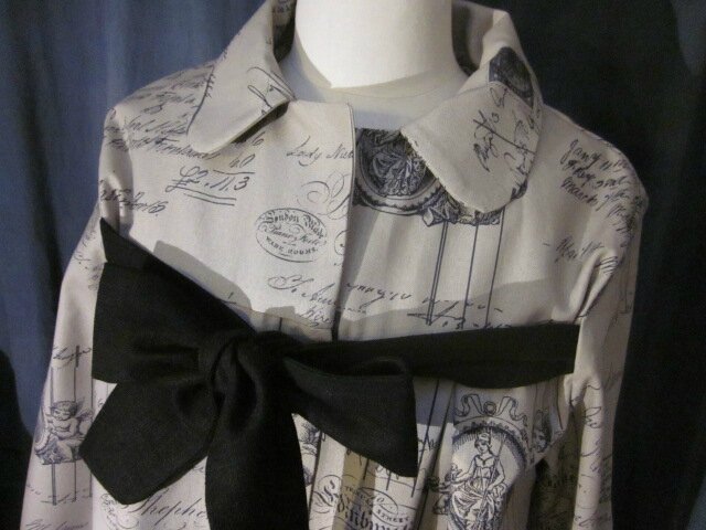 Manteau AGLAE en toile de coton beige imprimé noir femé par un noeud de lin noir (5)