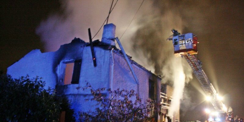 une maison en feu