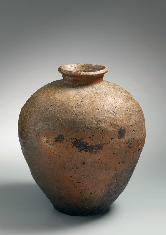 Shigaraki stoneware tsubo with upraised neck, 15-16th century