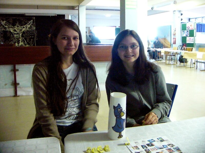Deux geekettes de haut niveau et un NekoGaladas heureux