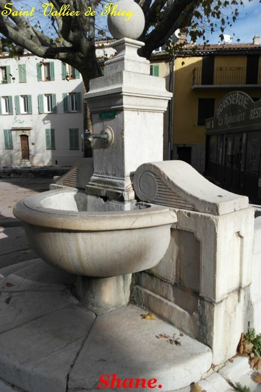 la fontaine place de l'Apié à St Vallier (2)