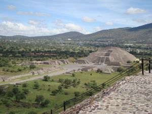 Vue_de_la_Piramide_del_Sol_TEOTIHUACAN_100916__4___1024x768_