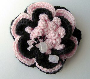 collier_broche_rose_noir_1