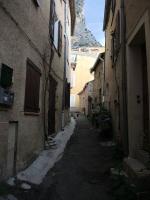 Moustiers-Sainte-Marie, chat et ruelle (04)