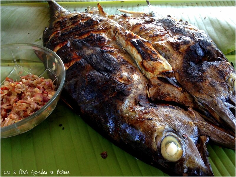 poisson au barbecue sur la plage