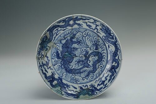 Blue-and-white plate with the design of dragons, Chenghua period (1465-1487)