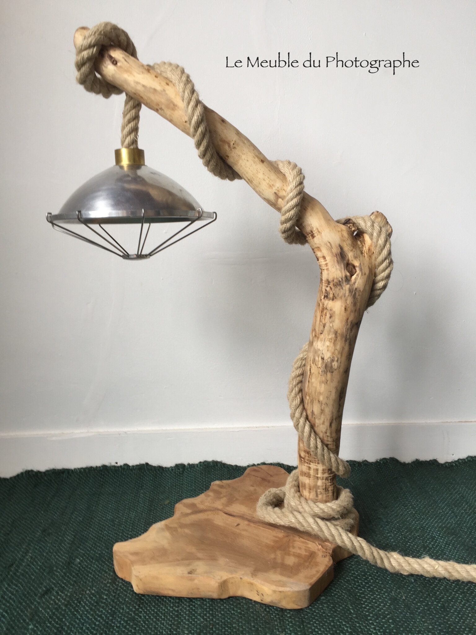 grande lampe en bois flotté et corde