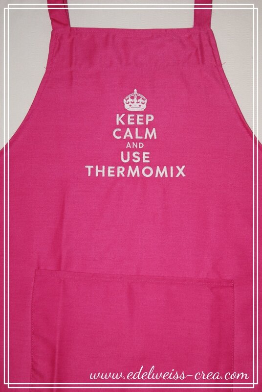 Tablier de cuisine fuchia brodé Keep Calm and use thermomix