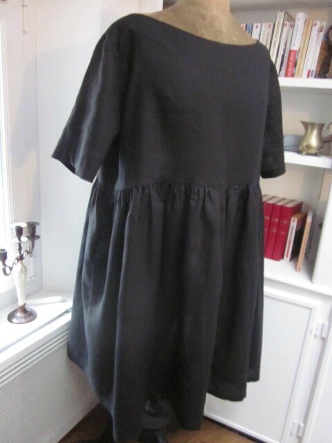 Robe RAYMONDE en lin noir - encolure bateau - manches courtes -longueur genoux - taille 44-50 (5)