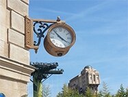 La couleur des bâtiments n'est pas sans rappeler celle de la Tower of Terror.