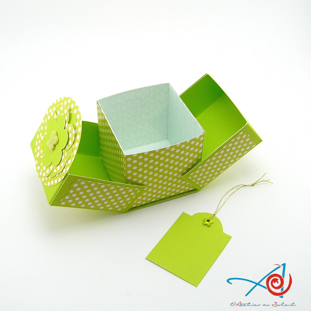 Carte-écrin cube surprise vert anis fleur
