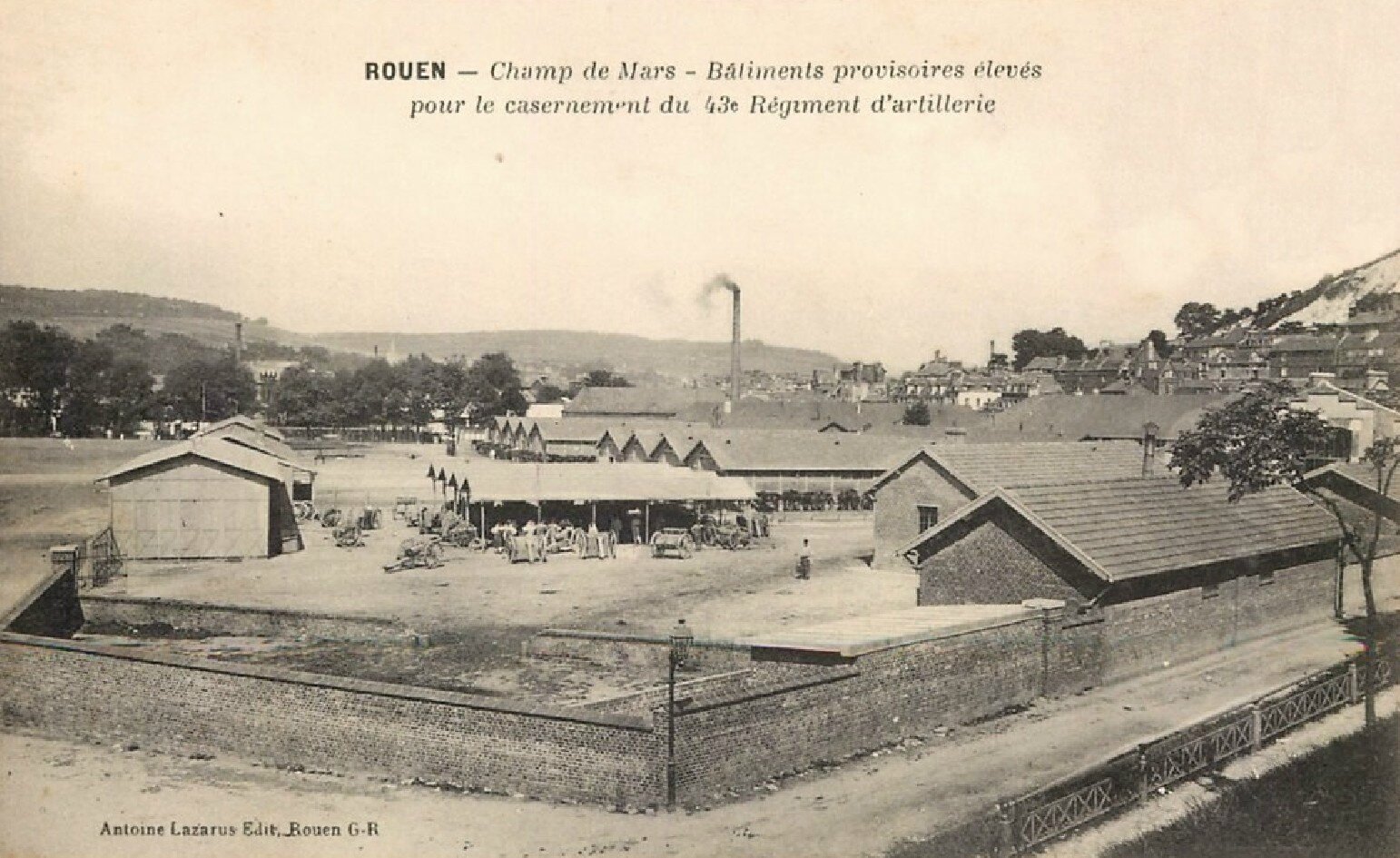 Rouen, Champ de Mars, bâtiments provisoires élevés pour le casernement du 43e RA (carte postale coll. Verney-gandeguerre)