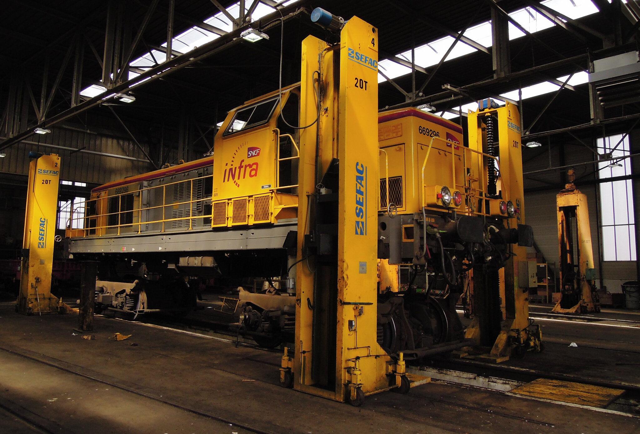 BB 69296 en levage dans les ateliers du dépôt de Bordeaux