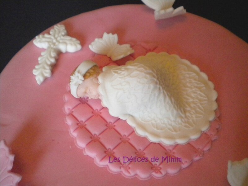 Un gâteau de baptême rose avec des papillons 5