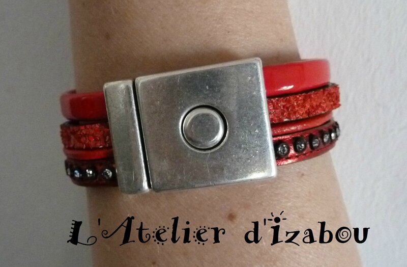 P1150472 Bracelet large cuir rouge, multitextures, cuir strass rouge, cuir rond rouge, cuir structuré rouge et simili cuir rouge