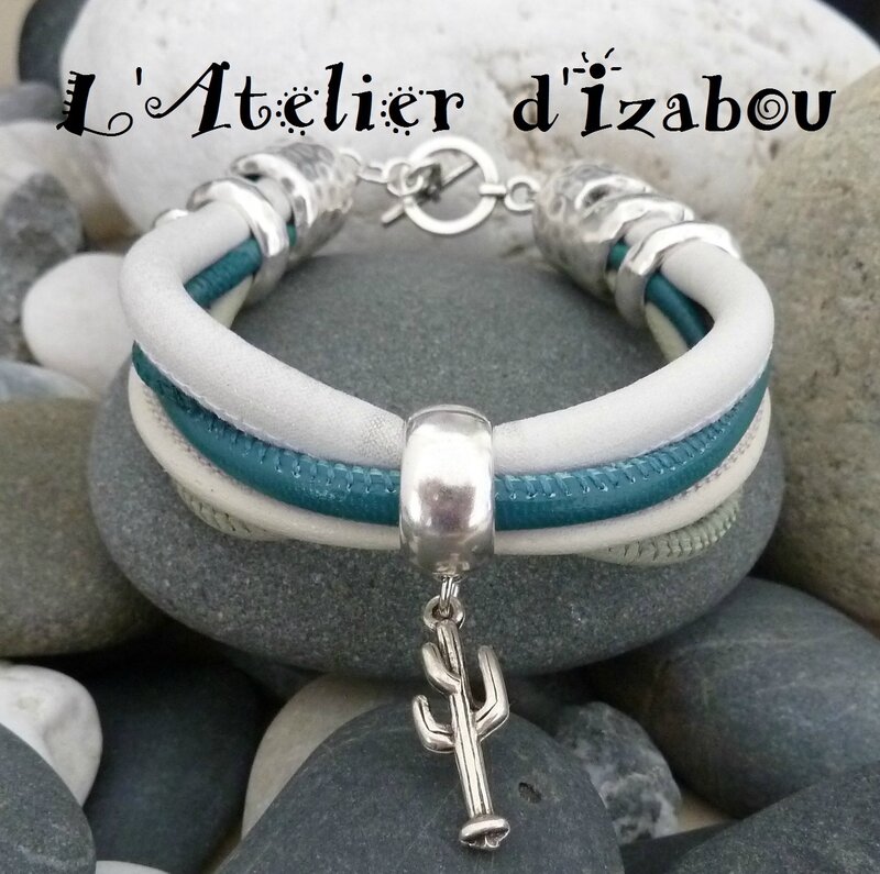 P1130505 Gros Bracelet cuir rond blanc, turquoise et breloque cactus, fermoir toggle rond