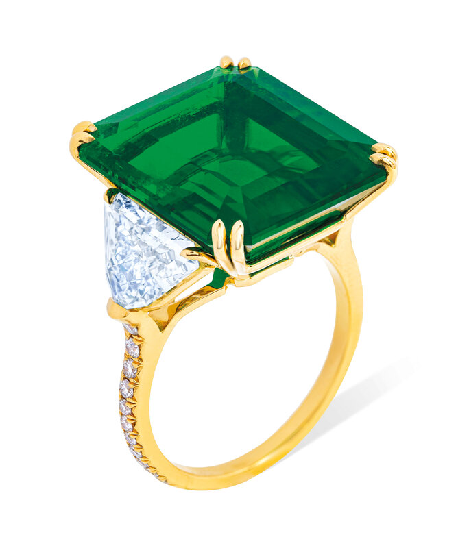 2019_GNV_17436_0239_001(rare_emerald_and_diamond_ring)