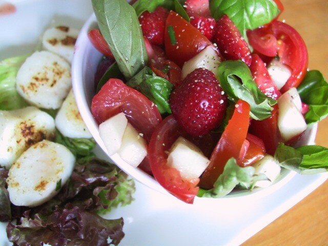 Salade de fraises et de tomates, pétoncles grillés à l'huile de noisette