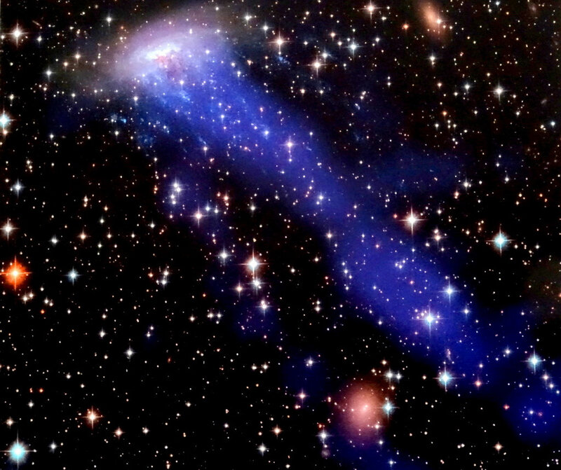 274 K°Une galaxie épluchée par son passage dans un amas galactique