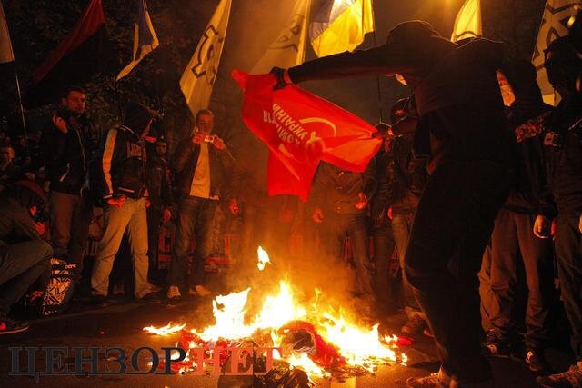 Les militants démocrates du parti svoboda brûlent les drapeaux du PC Ukrainien
