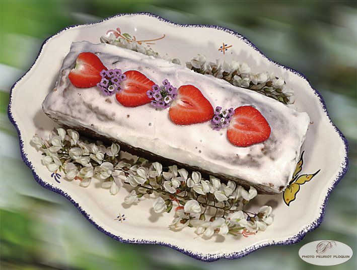 Cake_aux_fleurs_d_ACACIA_et_glacage_royal_