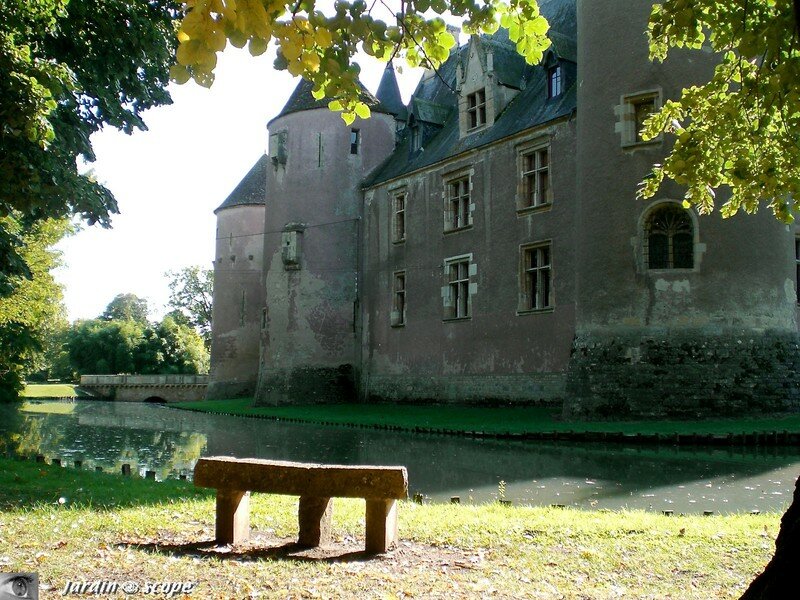Banc dans le Parc du Château de Ainay-le-Vieil (18)
