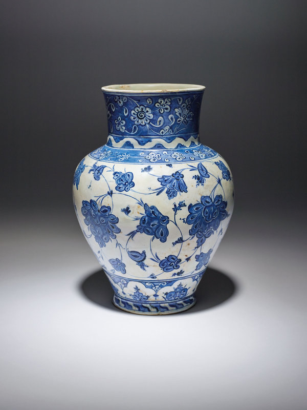 2021_CKS_19777_0078_004(a_rare_baba_nakkas_iznik_blue_and_white_jar_ottoman_turkey_circa_1520_d6308231055319)