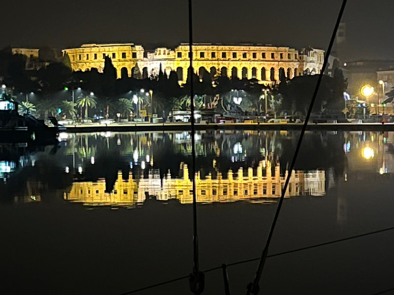 Pula Noël 2022 amphithéâtre reflet dans l'eau