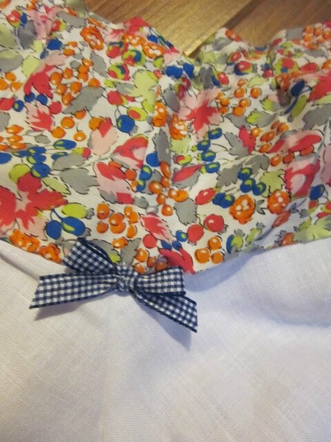 Culotte en coton fleuri rose orange vert bleu sur fond blanc - coton imprimé et lin blanc dans le dos - noeud de vichy marine devant et sur les fesses (1)