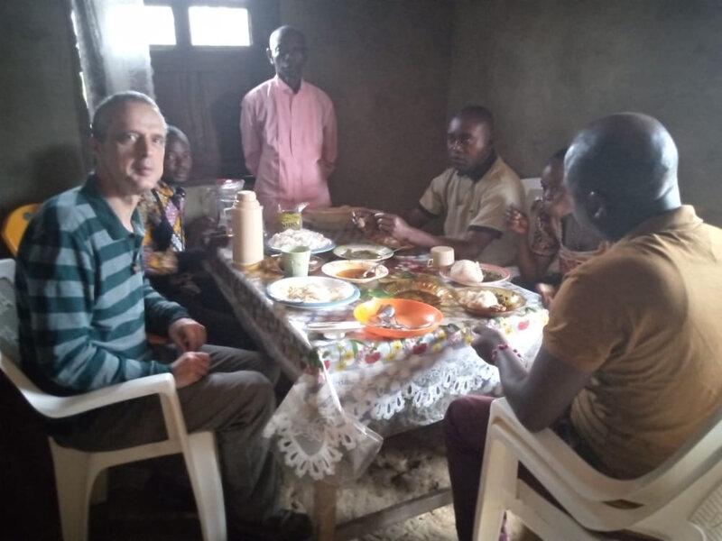 89_Un solide petit déjeuner avant de prendre la route de retour à Lulingu