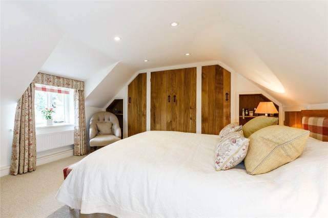 thatched-cottage-goals-bedroom-decor-english-cottage