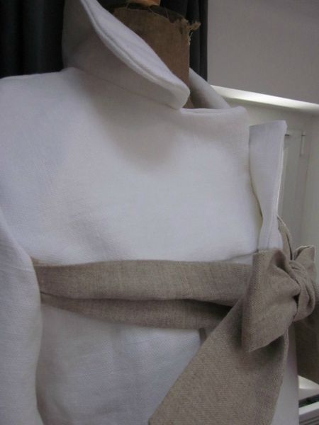 Manteau de lin épais et dense blanc noué d'un lien de lin brut sur le devant (16)