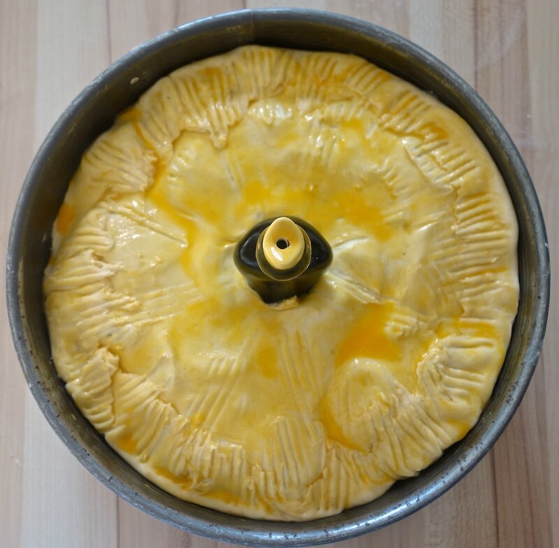 tourte au confit de canard, au foie gras, aux pommes de terre, aux cèpes, etc...