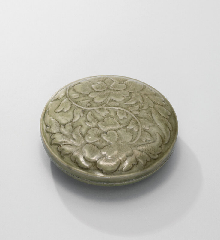 2016_HGK_12675_3108_000(a_yue_celadon_carved_and_moulded_peony_circular_box_and_cover_northern)