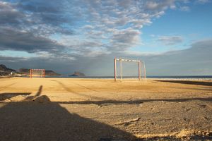 terrain de foot vide sur la plage d'albir