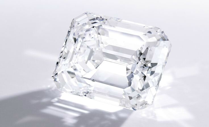 A Spectacular Emerald-Cut Diamond 4