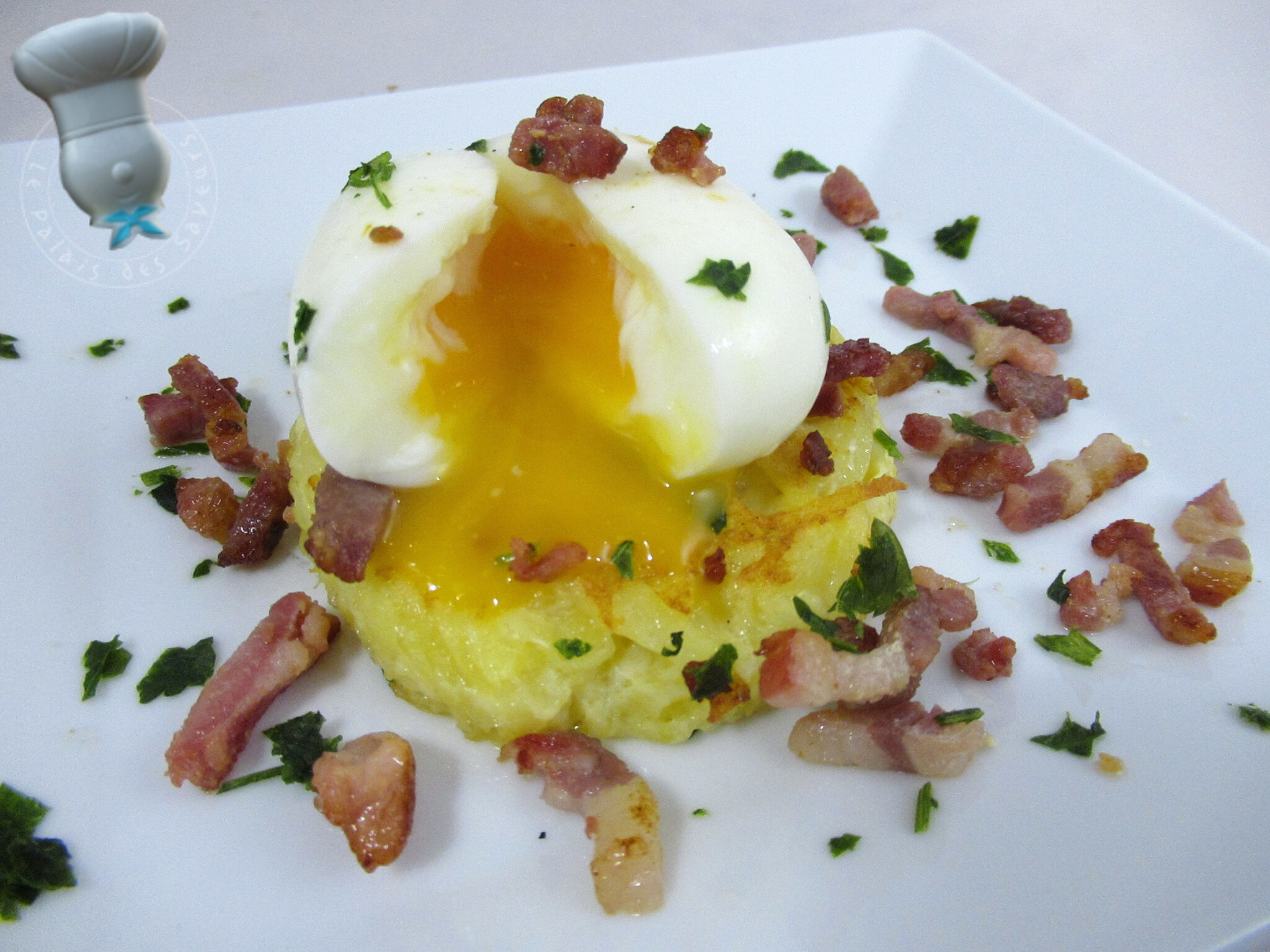 Paillasson de pomme de terre, oeuf mollet et lardons grillés