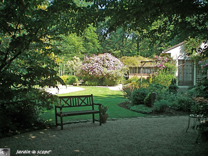 A peine au seuil du jardin, une image saisissante…