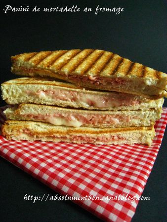 Panini_de_mortadelle_au_fromage