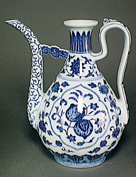 Aiguière à décor de fleurs de feuilles et de fruits, Chine, Jiangxi, Jingdezhen, Dynastie Qing, période Qianlong (1736-1795)