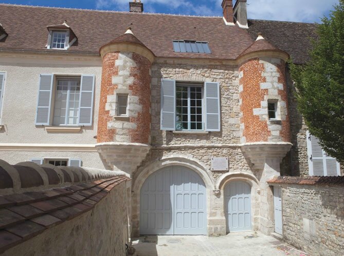 Facade-de-la-maison-de-Jean-Cocteau